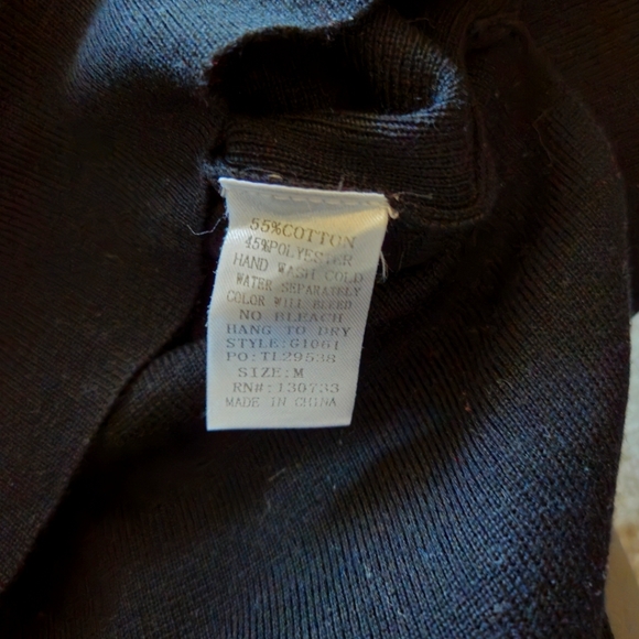 Umgee black v neck, medium - Picture 4 of 4